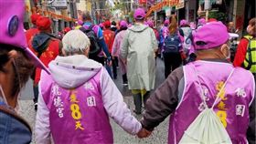 ▲徒步進香的人情味與愛。（圖／翻攝自桃園龍德宮臉書專頁）