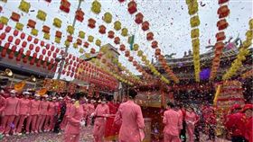 ▲四媽祖欽點的仙女扶轎團。（圖／翻攝自桃園龍德宮臉書專頁）