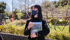 ▲白癡公主對於酸民的「特權說」發文否認，並且提倡「公園花葬」一事。（圖／翻攝自白癡公主臉書）