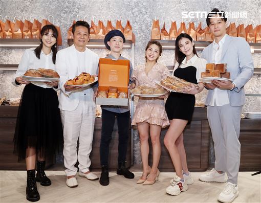 徐乃麟麵包店CRUMB CO. 可朗烘焙坊開幕，嚴立婷、瑤瑤、熊熊、徐新洋站台祝賀。（記者邱榮吉/攝影）
