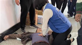 遇農會代表暈厥OHCA　張麗善跪地CPR救回