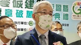 內政部次長吳堂安籲共同邁向2050淨零建築目標內政部次長吳堂安（中）17日出席「第1件近零碳建築授證暨綠建築標章破萬表揚典禮」，盼企業踴躍申請建築能效評估及標示，激發全民重視，共同邁向2050淨零建築目標。中央社記者賴于榛攝  111年6月17日