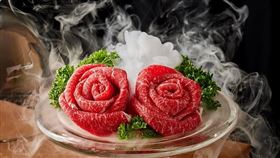 嚮辣3月端女王限定和牛玫瑰花獻禮。（圖／品牌業者提供）