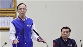 朱立倫主持國民黨中常會（1）國民黨主席朱立倫（左）1日主持中常會時表示，執政黨提出的全民防衛動員法草案，對箝制言論自由，及準備動員16歲以上不分男女學生，引起全民最大擔憂，也勾起父母最大恐懼；國民黨堅定立場，就是不能讓這2條條文通過。中央社記者張皓安攝　112年3月1日