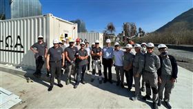 台泥企業團董事長張安平赴花蓮和平，關心台泥儲能同仁和義大利NHOA技術團隊，攜手建置大型儲能案場進程。（圖／台泥提供）