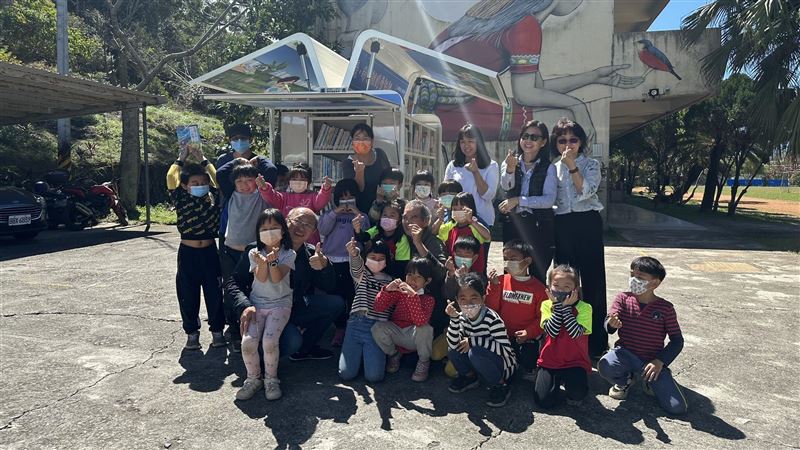 宏致以員工、夥伴為名　歷年捐百台公益車
