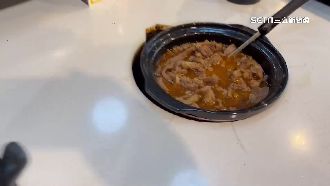 婦拿自己湯匙撈公共區牛筋　客制止反被瞪
