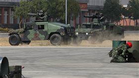 陸軍聯兵營反機降訓練（2）陸軍564旅聯合兵種營11日在高雄以縮短距離演練方式實施實兵對抗演練，模擬敵軍突襲著陸，國軍出動M1045拖式飛彈悍馬車進行火力追擊。中央社記者裴禛攝　112年1月11日
