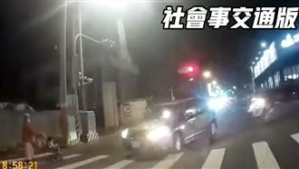 嬤推孫要過馬路　等1分鐘變紅燈無車禮讓