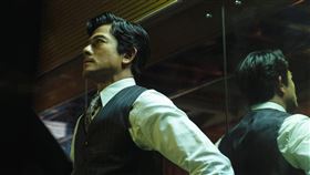 郭富城飾演香港傳奇華人探長磊樂。（圖／華映提供）
