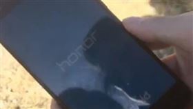 中國北京民眾用華為手機拍知名大橋，竟自動關機並刪除照片。（圖／翻攝YT）