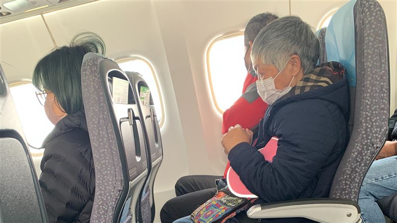 立榮飛機引擎故障　9名旅客嚇壞機上祈禱