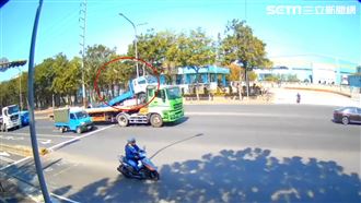 高雄拖板車「翹孤輪」　駕駛被方向盤K暈