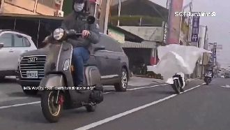 驚險瞬間！天外飛來「白布」騎士險遭蓋頭