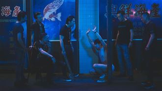 男星遭黑道毒打滿臉血　被扒光半裸青蛙跳