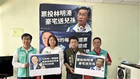 林明溱拆光民進黨布條(圖/蔡培慧競辦提供)