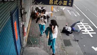 新店慈濟前車禍　3人撞飛公車站牌也斷了