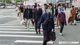 北車斑馬線/行人/人潮(記者陳弋攝影)