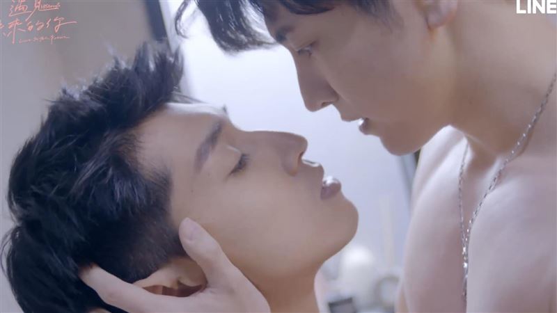 2男星「裸身交疊」大尺度激情親密畫面曝