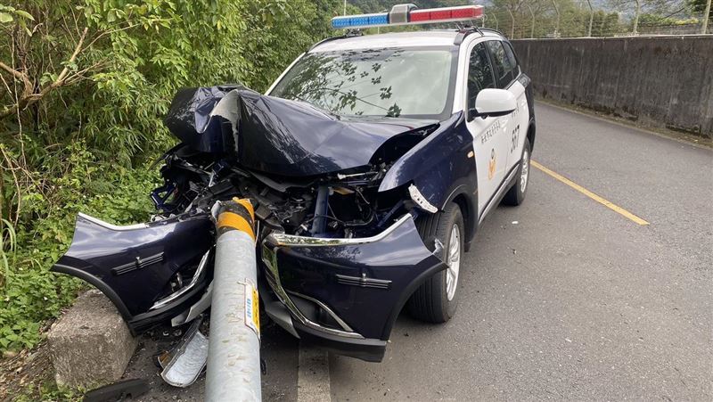出任務GG了　新北警車撞電桿