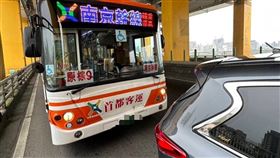 內湖麥帥一橋公車事故。（圖／翻攝畫面）