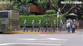  原PO拍下儀隊的照片，其中一人的頭竟消失了。（圖／網友授權提供）