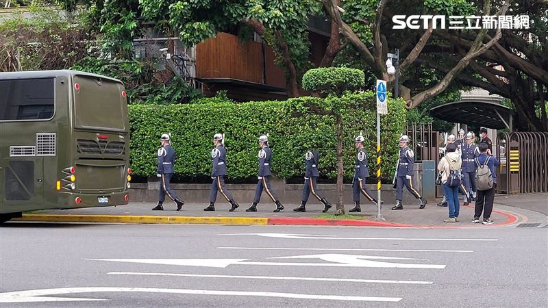 儀隊弟兄的頭消失？網放大嚇壞：還是沒有