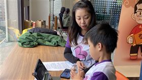 罕病家屬表示，在已有藥了、能改善孩子症狀下，政府與健保署應考量盡快給付。（圖／記者簡浩正攝影）