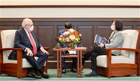蔡英文總統今（2）日上午接見美國智庫「傳統基金會」創辦人佛訥（Edwin J. Feulner, Jr.）博士。（圖／總統府提供)
