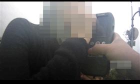 台中長髮女業務酒駕開紅色賓士擦撞路邊車輛逃逸。（圖／民眾提供）