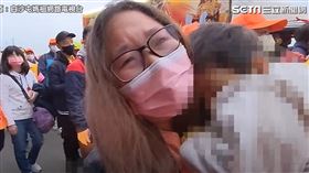 媽祖加持！媽抱腦萎縮童跪地祈求　下個月開刀：希望平安長大