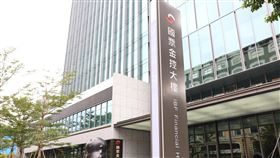 國票金併購安泰銀 補上實體銀行通路（1）國票金控、安泰銀行14日晚間共同召開重大訊息記者會，宣布董事會通過國票金併購安泰銀行案，國票金是目前台灣上市櫃金控中唯一沒有實體銀行的金控，外界解讀國票金透過併購安泰銀行，有望補上實體銀行通路。中央社實習記者蕭宇軒攝  110年10月14日