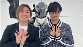 柯孟融（左）與小島秀夫（右）擺出電影咒中經典手勢。（圖／空殼影像提供）