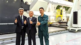 長榮航太今年維修業務穩定，並跨入新業務無人機領域。圖左至右為長榮航太製造事業體副總經理謝新文、長榮航太董事長黃南宏、長榮航太製造事業體總經理李緯章。（圖／記者戴玉翔攝影）