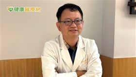 許俊傑主任帶領的高雄長庚心臟血管外科團隊共有8位醫師，平均年齡低於45歲，「人多，手術量能越多，接的案例越多，技術也更純熟。」