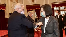 蔡總統接見美國會訪團（2）總統蔡英文（前右）15日在總統府接見「美國聯邦參議員葛瑞姆率領重量級聯邦參眾議員訪團」，與美國參議院外交委員會主席梅南德茲（Robert Menendez）（前左）碰肘致意。中央社記者張皓安攝  111年4月15日