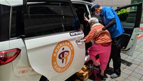 高雄長照交通接送  111年服務數量成長47%為提供長照個案外出「行」的便利，長照2.0推出交通接送服務，高雄市衛生局3日以新聞稿表示，截至民國111年11月底服務人數1萬多人，服務趟次逾32萬趟，較110年成長47%。（高雄市衛生局提供）中央社記者蔡孟妤傳真  112年1月3日