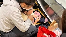 v扶梯卡童腳0730