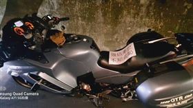 吳姓車主的愛車兩度遭人張貼「不要臉」紙條。（圖／吳姓車主提供）