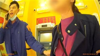 台中，烏日分局大肚分駐所，員警神救援，一秒阻詐，推開婦人保住生活費(圖／翻攝畫面)