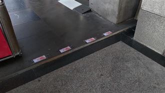 銀行怎麼讓人注意台階？網低頭見「4張鈔票」秒懂：效果超好（圖／翻攝自路上觀察學院）