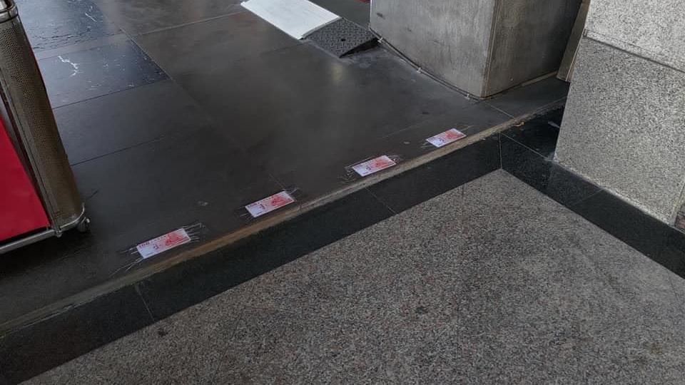 銀行門口散落4張百鈔？網細看讚爆：高招