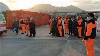 雜貨輪台北港外海起火  12名船員棄船獲救獅子山共和國籍一艘雜貨輪「合創996」3日行經台北港外海時，疑機艙失火，船上共12名台籍、印尼籍與中國籍船員急忙棄船逃生，部分船員輕微失溫，其中一人吸入性嗆傷，已送醫治療。（翻攝照片）中央社記者高華謙傳真  112年3月3日