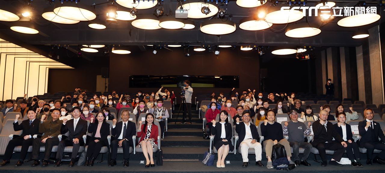 三立新聞網主辦台日友好「311重生、福島福到」首映會，日方代表、我代表方大合影。（記者邱榮吉/攝影）