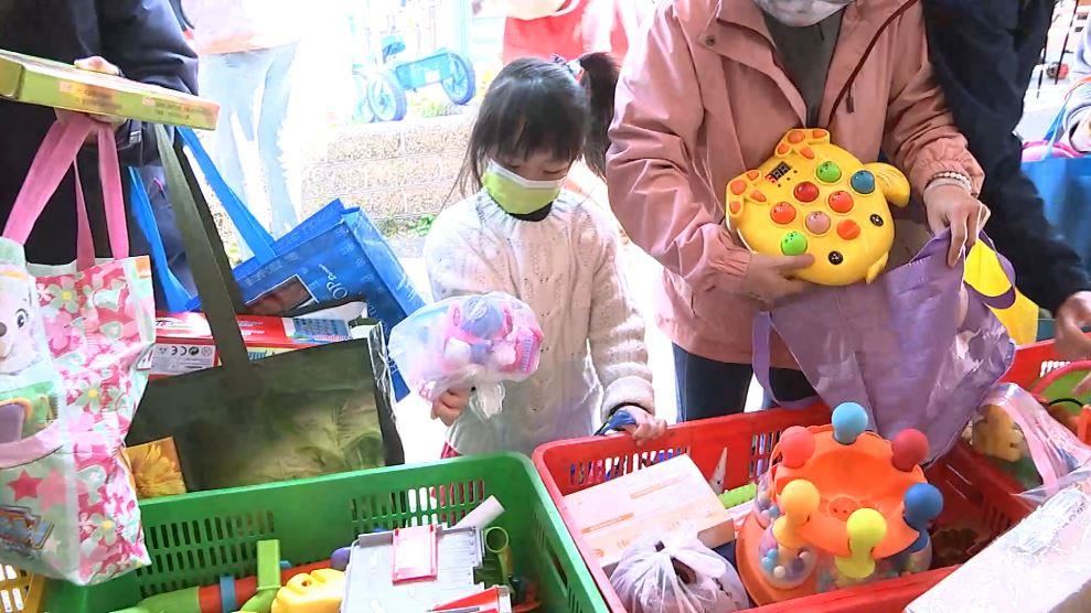 10噸二手玩具大出清！民眾排隊瘋搶挖寶