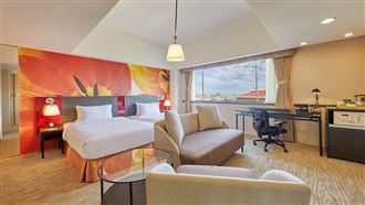 高鐵假期「禮所當然 驚喜升等」台北凱撒大飯店為例，有機會升等至「站前套房」一覽台北夜空。（圖／高鐵提供）