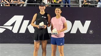 ▲吳芳嫺（右）上週在梅里達公開賽獲亞軍後，本周和荷蘭范德霍克（Rosalie Van Der Hoek）搭檔參加WTA蒙特雷網球賽，止步8強。（圖／翻攝自心元網球Cherubic Tennis Academy臉書）