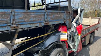 彰化和美交流道下方平面道路發生車禍，小貨車頭鑽入大貨車底，駕駛命危。（圖／民眾提供）