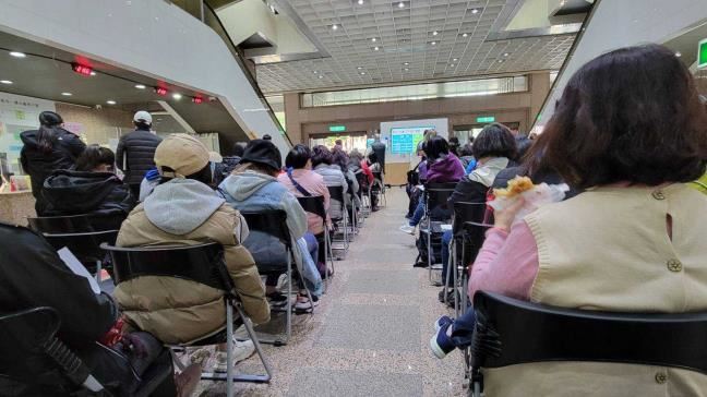 申領護照3千號恐等6小時？外交部緊急公告