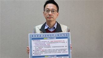 羅一鈞說明猴痘疫情防治專家會議針對猴痘疫苗接種對象與接種方式及抗病毒藥物使用對象等防治事項。（圖／指揮中心提供）